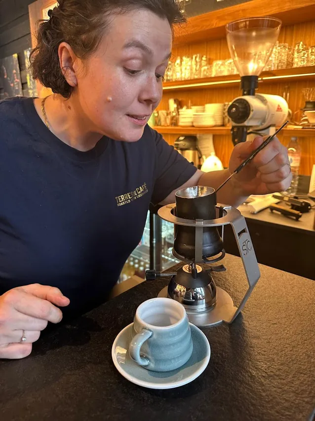 Clémentine, barista de Café Clem, prépare un café