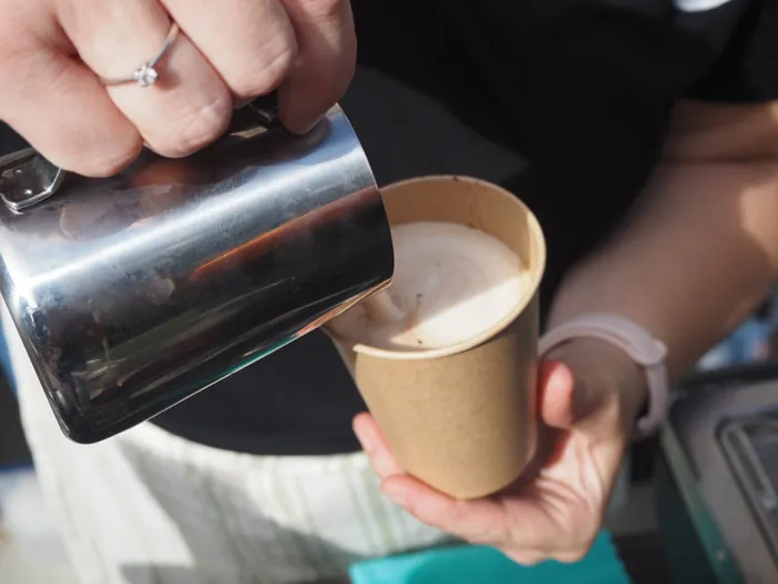 Latte servi dans un gobelet carton